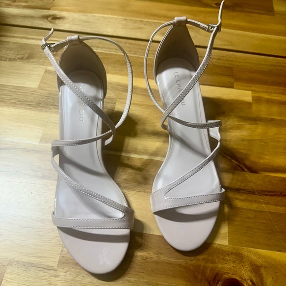 Le Chateaux Women’s Low Heel Shoe (Nude) 7 US - Picture 1 of 7